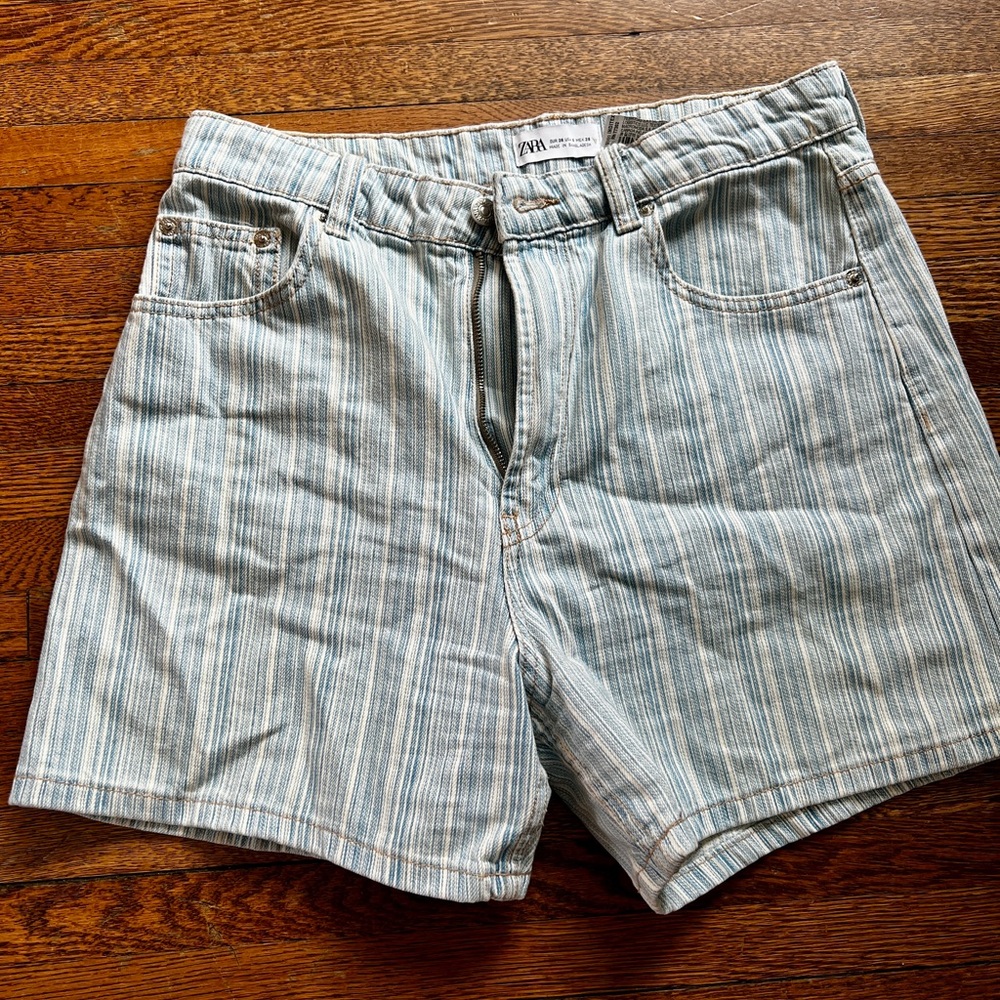 Zara High Waisted White Pin‎ Stripe Light Wash Denim Shorts Size 6